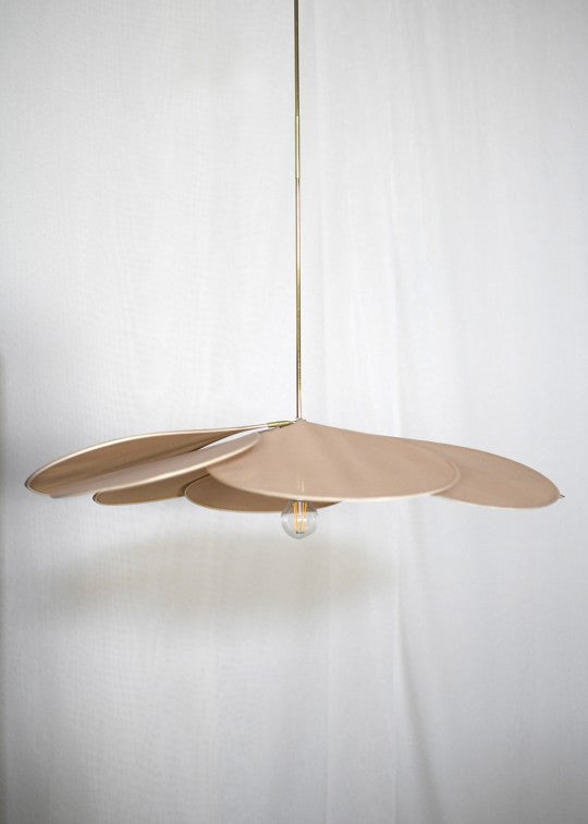 suspension George en forme de fleur en rotin et tissu beige