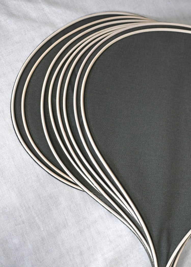 suspension George en forme de fleur en rotin et tissu vert foncé