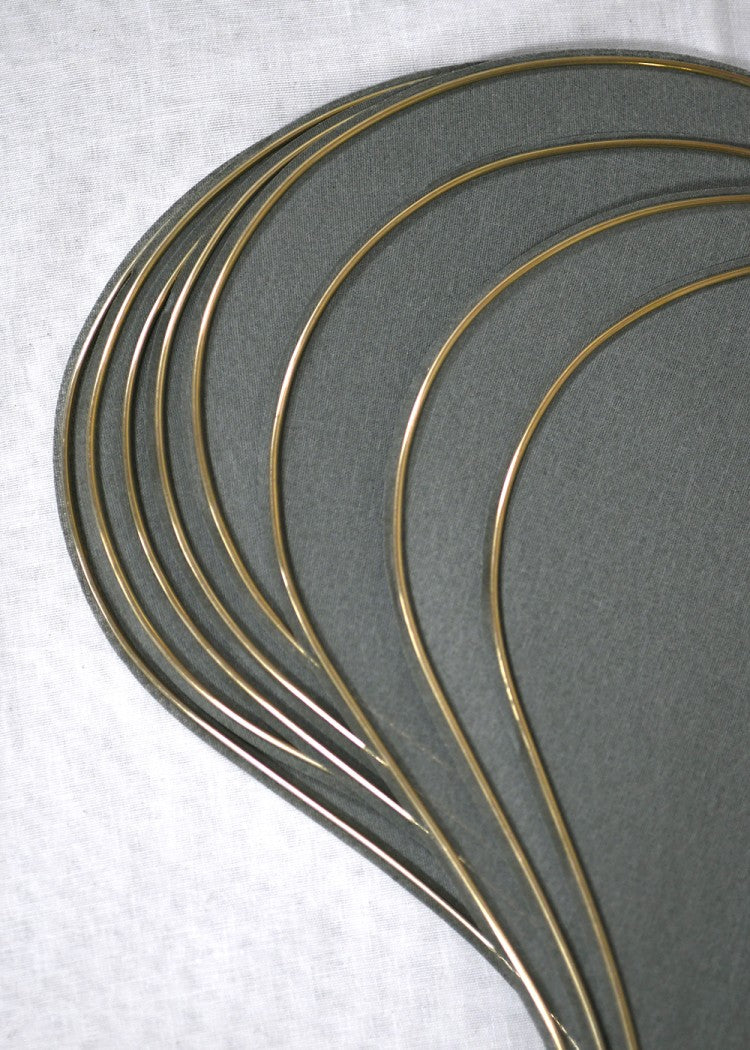 suspension George en forme de fleur en tissu vert foncé et laiton doré 