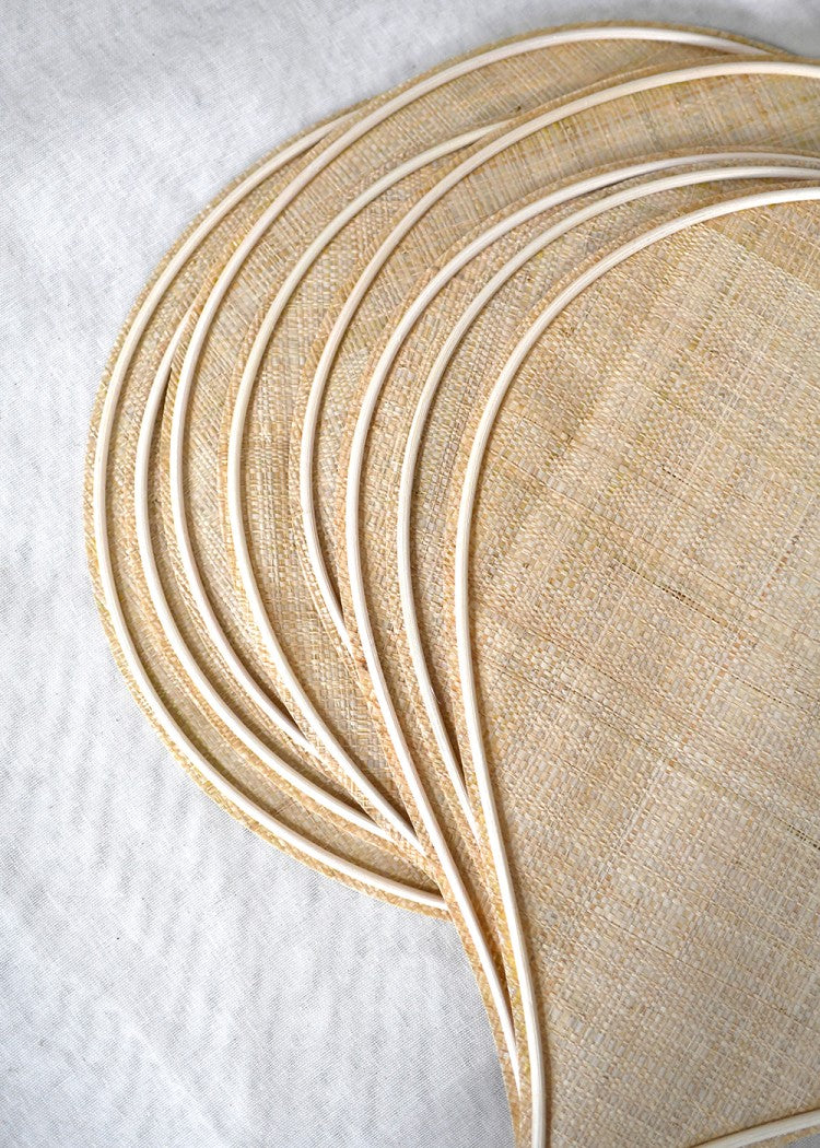 suspension George en forme de fleur en rotin et raphia