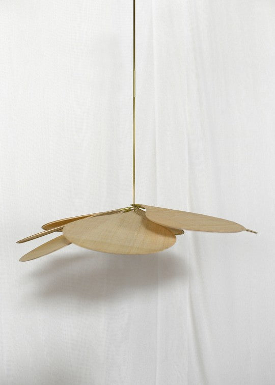 suspension George en forme de fleur en rotin et raphia