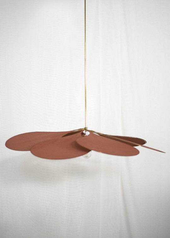 suspension George store en forme de fleur, en laiton et tissu terracotta