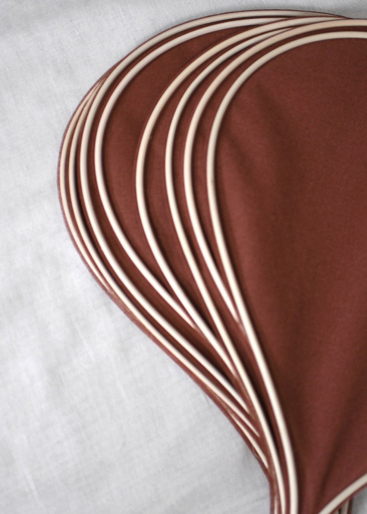 suspension George en forme de fleur en rotin et tissu terracotta