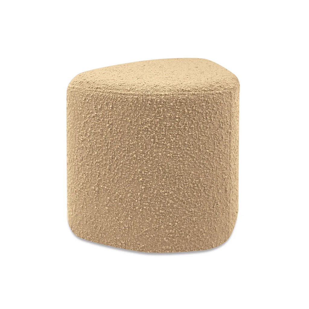 pouf beige en tissus bouclette de forme triangulaire