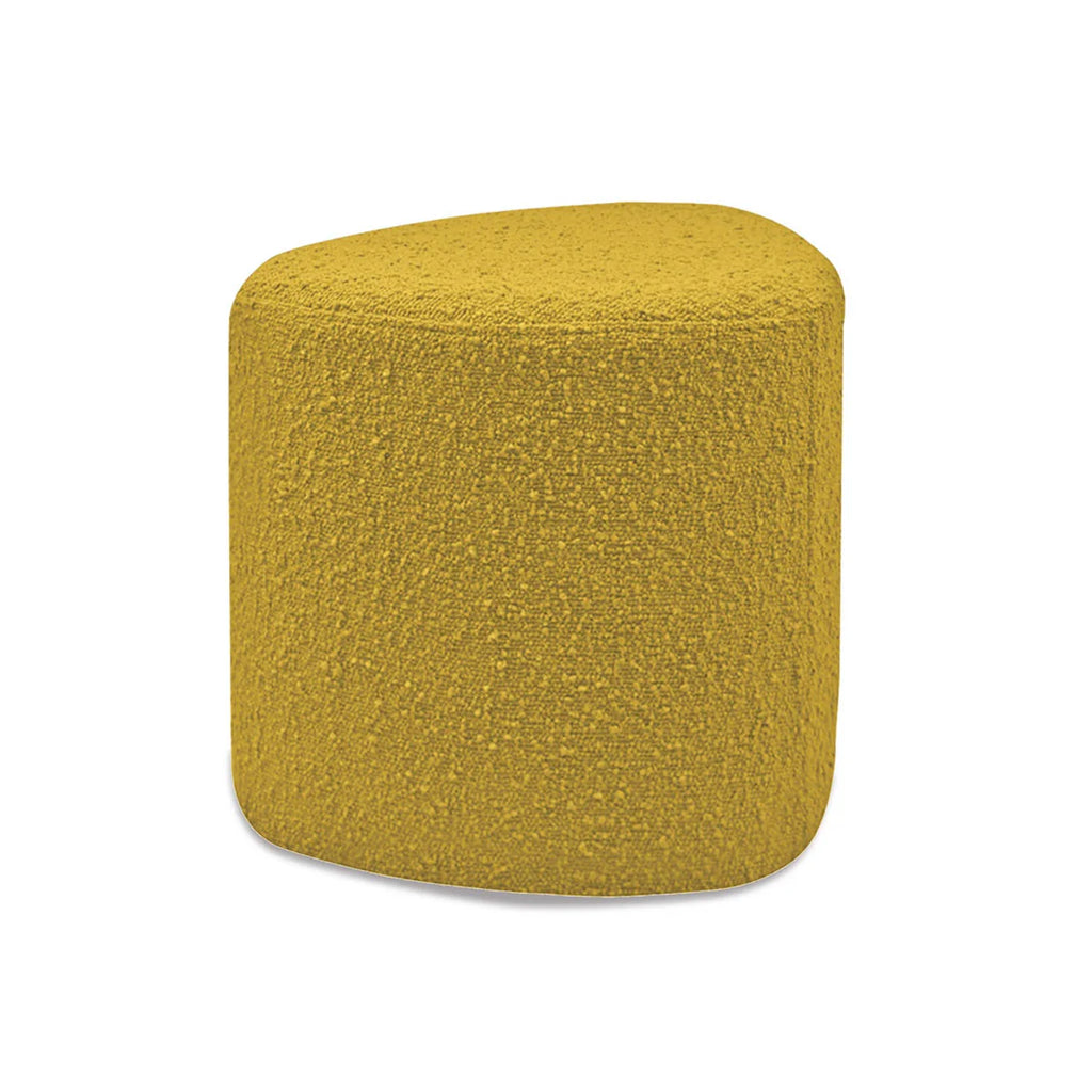 pouf jaune en tissus bouclette de forme triangulaire