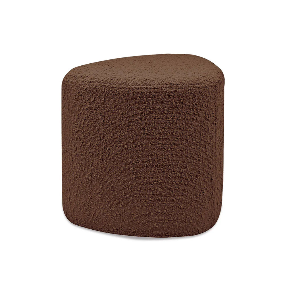 pouf marron en tissus bouclette de forme triangulaire