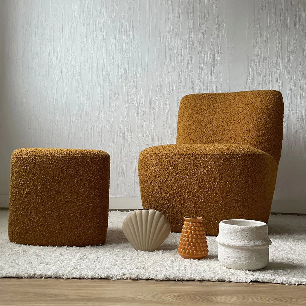 pouf et fauteuil jaune moutarde en tissus bouclette 